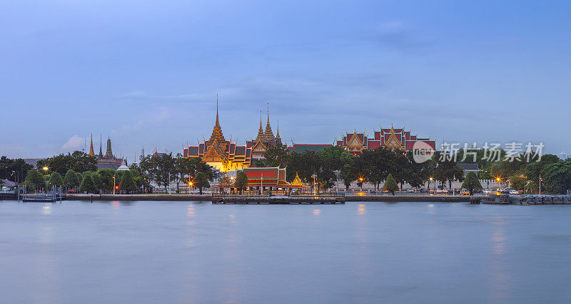 从湄南河望去，泰国曼谷大皇宫的夜景