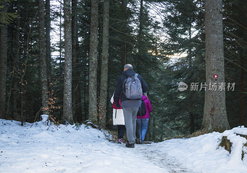 一群人在雪山中享受冬日漫步。