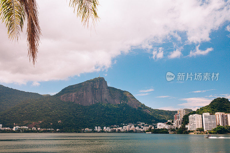 罗德里戈湖与科尔科瓦多山的背景