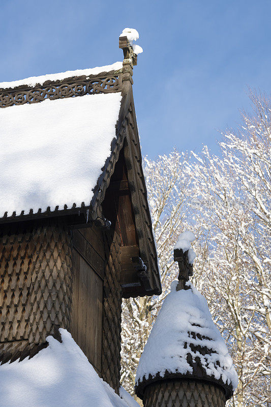 挪威中世纪的柏油木板教堂，冬天屋顶上有雪