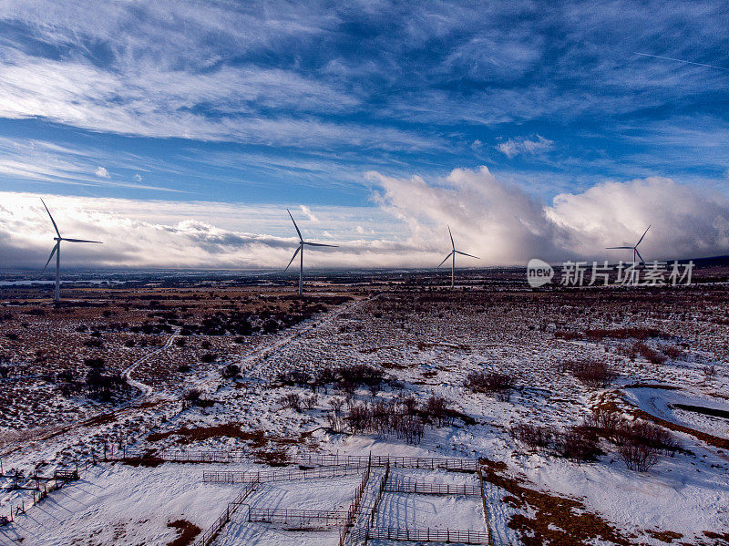 在一个多雾，多雪，多风的冬天，犹他州蒙蒂塞洛附近的风力涡轮机