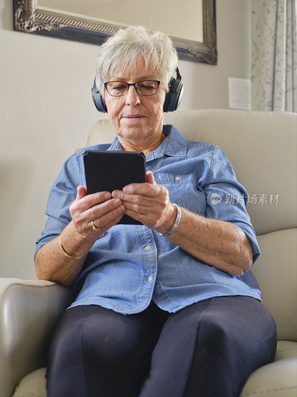 在家中使用科技的老年妇女