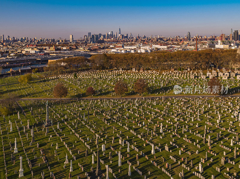 空中全景的骷髅墓地，皇后区，与遥远的曼哈顿在背景。