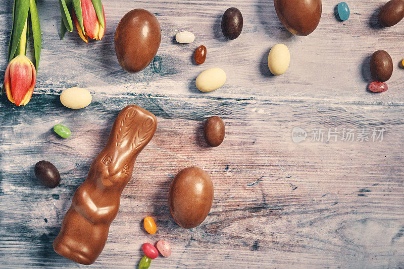 巧克力复活节兔子和巧克力复活节蛋