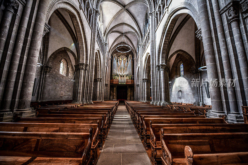 瑞士日内瓦圣皮埃尔大教堂内的宁静