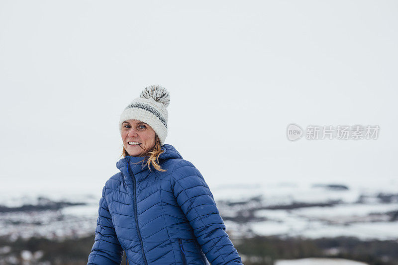 成熟的女人走在雪中