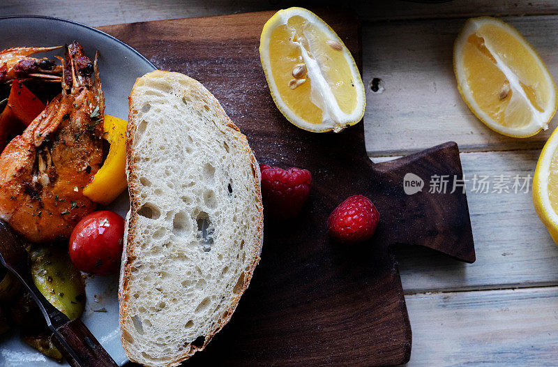 自制美食:酸面包片，烤虾和柠檬