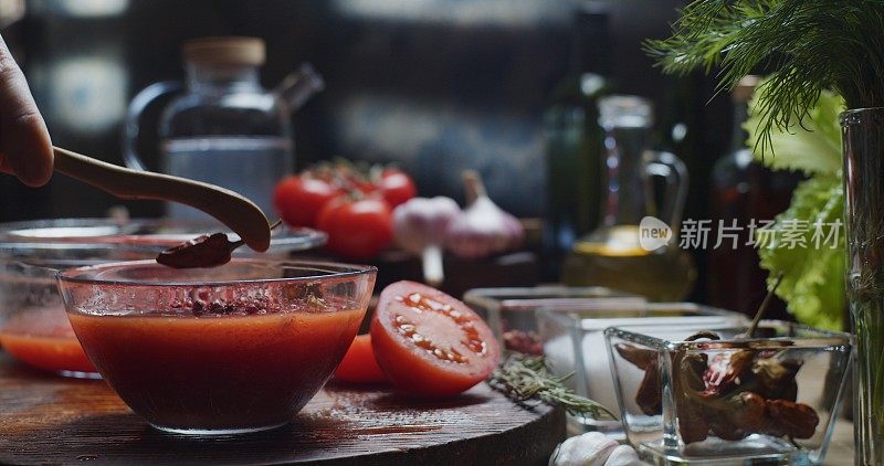 制作冷番茄汤
