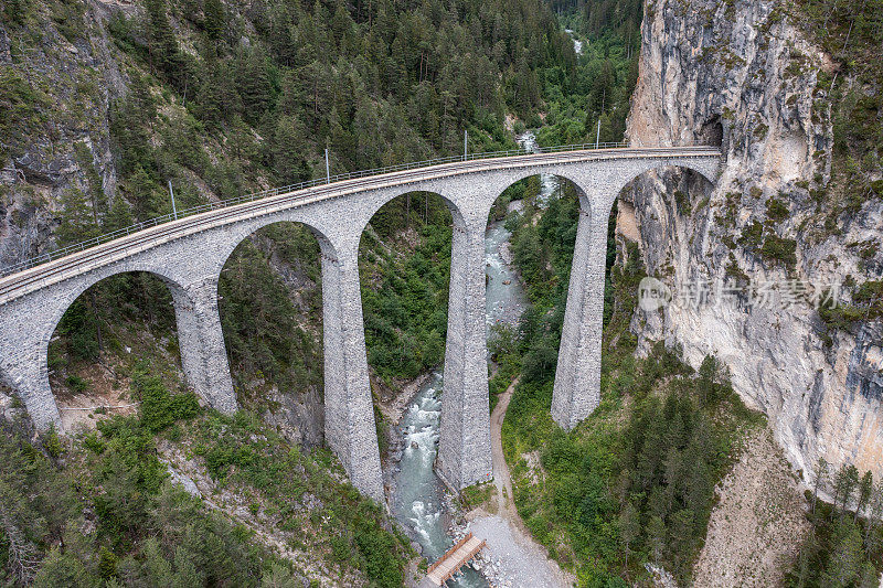 瑞士Landwasser高架桥的无人机视图