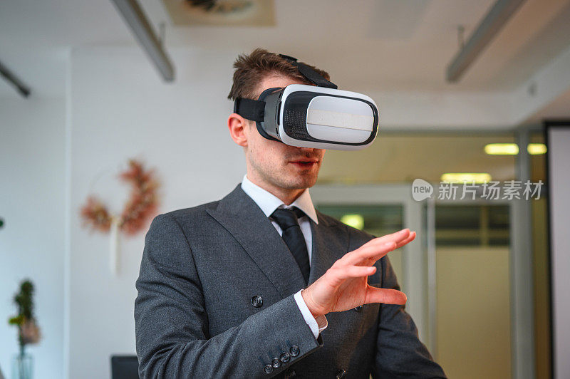 成熟的白人商人与虚拟现实模拟器在办公室工作