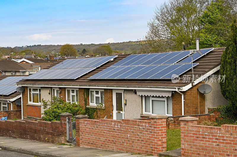 一对半独立式平房屋顶上的太阳能电池板