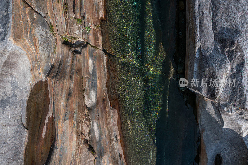 无人机俯视图韦尔扎斯卡河和岩层，提契诺