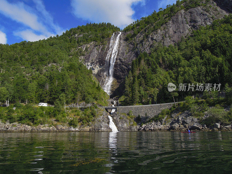 美丽的夏日，挪威的索格尼峡湾瀑布