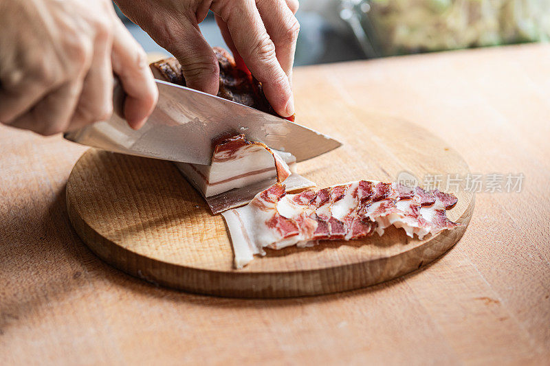意大利熏肉，用锋利的刀切成薄片