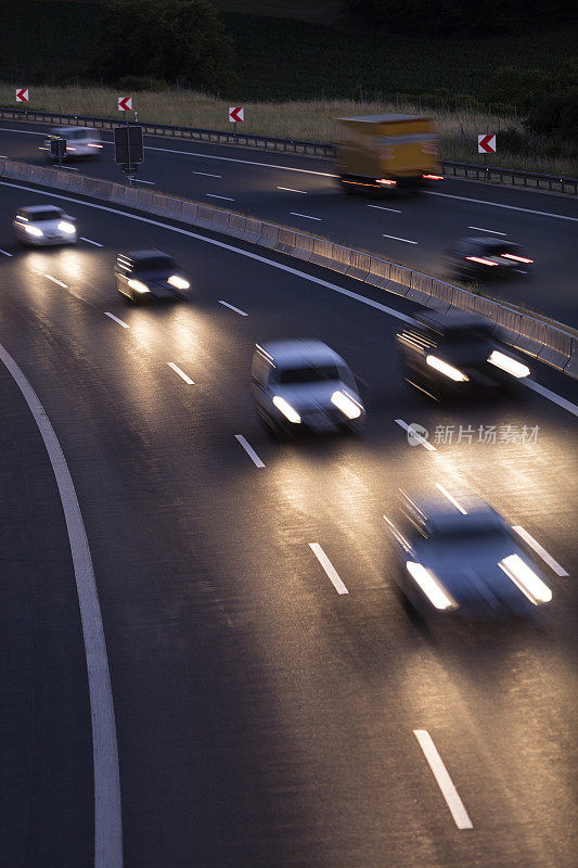 夜间高速公路上超速行驶的汽车，鸟瞰图