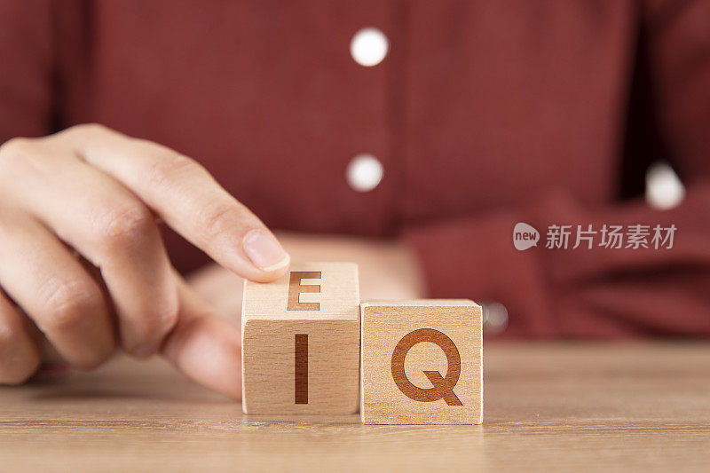 手抛方块，“IQ”变成“EQ”