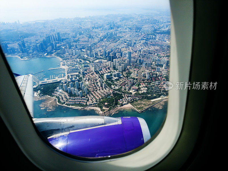 飞机窗口的青岛城市，中国