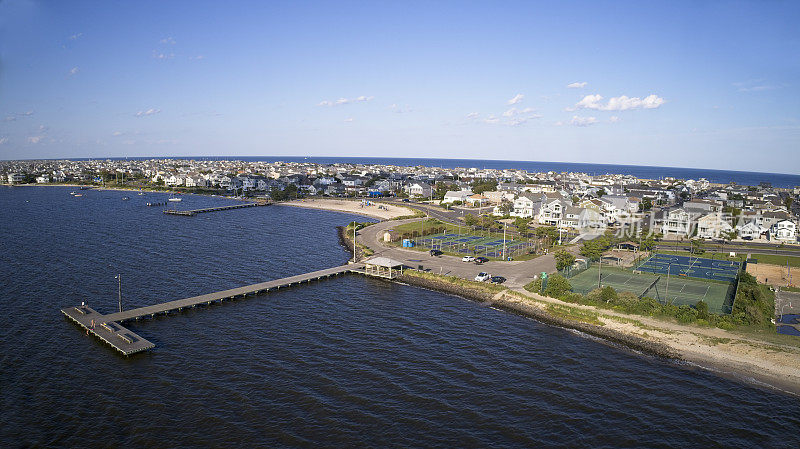 新泽西州海岸海滩镇鸟瞰娱乐区在海湾边