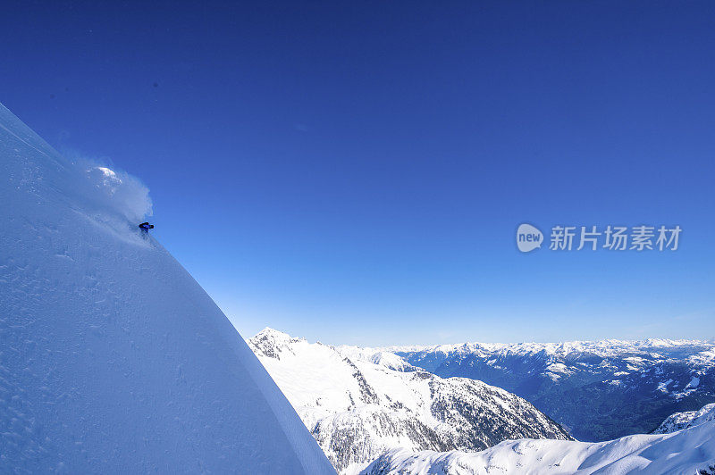 极速滑雪者穿过粉状雪下山