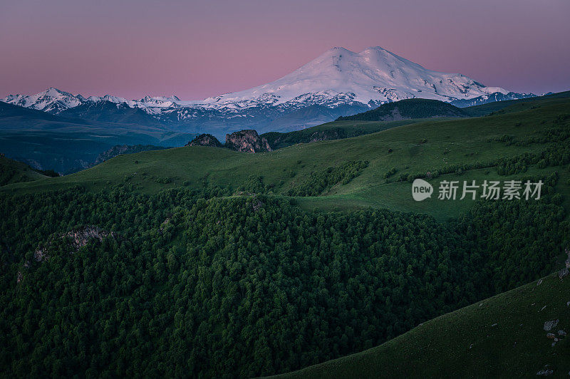 黎明时分，厄尔布鲁斯山是俄罗斯和欧洲最高和最显著的山峰。