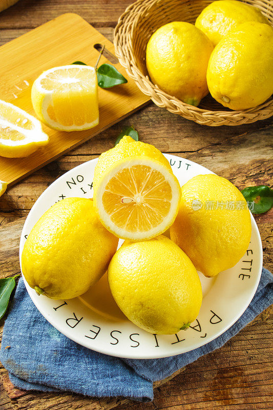 盘子里装着安岳���柠檬