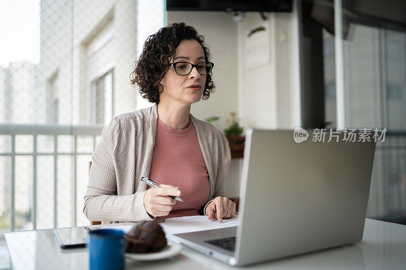 一个女人在家打虚拟商务电话