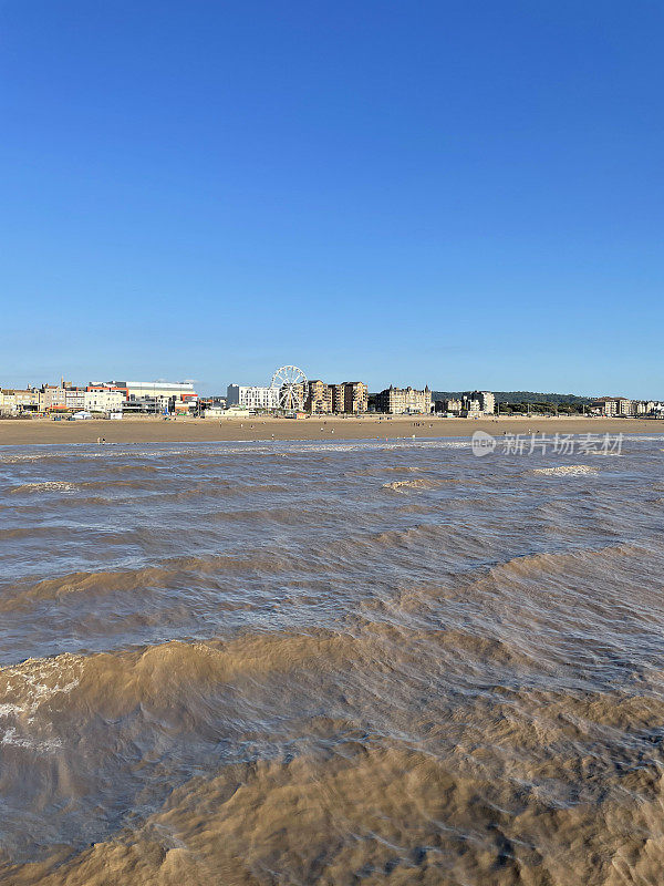 英国萨默塞特郡韦斯顿海和海岸线，晴朗的蓝天，阳光明媚的日子