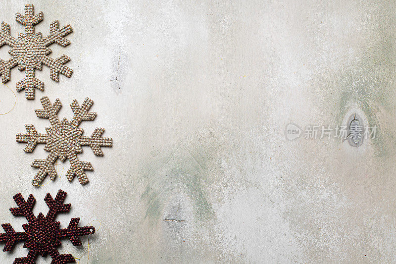 圣诞框架与雪花轻木制背景