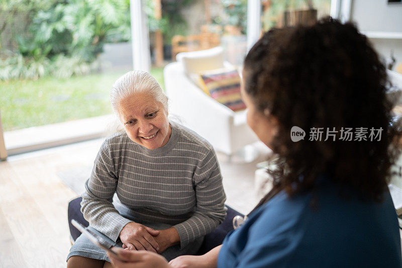 老女人在出诊时和护士谈话
