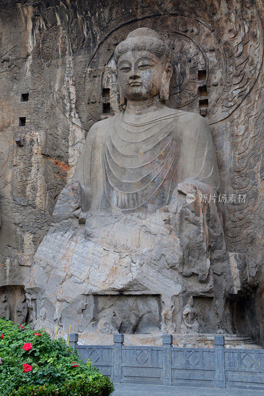 河南洛阳龙门石窟的大柔迦那佛像