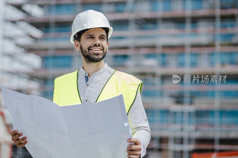 土建工程师在施工现场持有规划文件或技术图纸