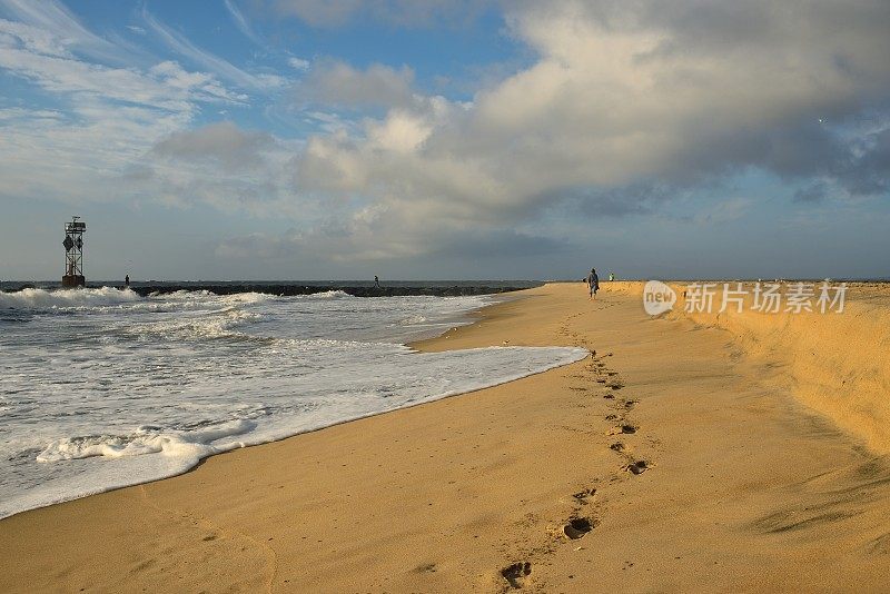 秋天在海滨城市海滩上的宁静