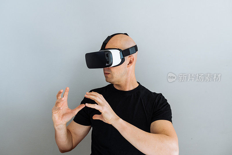 成熟男人使用VR耳机
