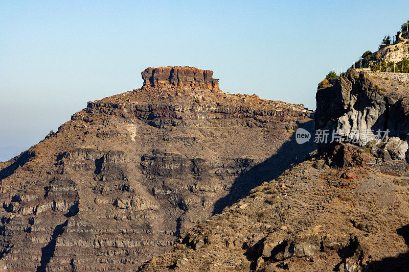 来自希腊圣托里尼火山口Firá的斯卡罗斯岩石