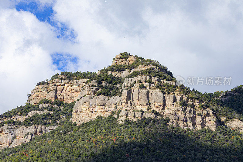 Espunyola悬崖的秋天，Berguedà，加泰罗尼亚的田野。