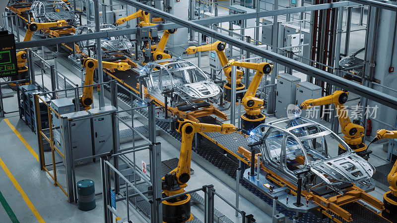 汽车工厂3D概念:自动化机器人手臂装配线制造高科技绿色能源电动汽车。建筑，建筑，焊接工业生产输送机。高架广角镜头