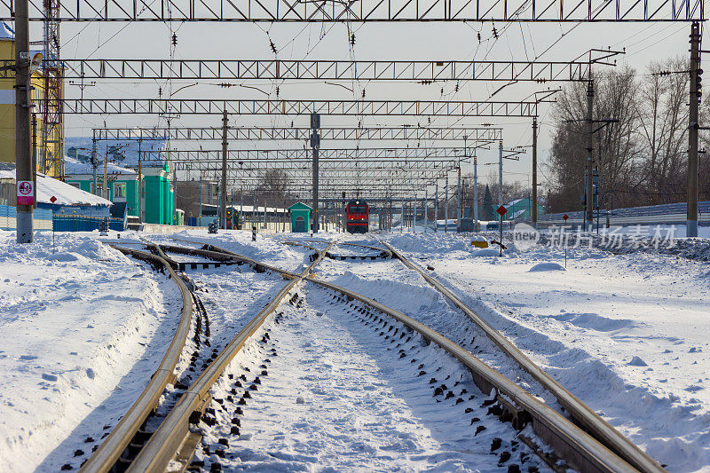 火车以铁路道岔的形式接近铁路轨道的交接处