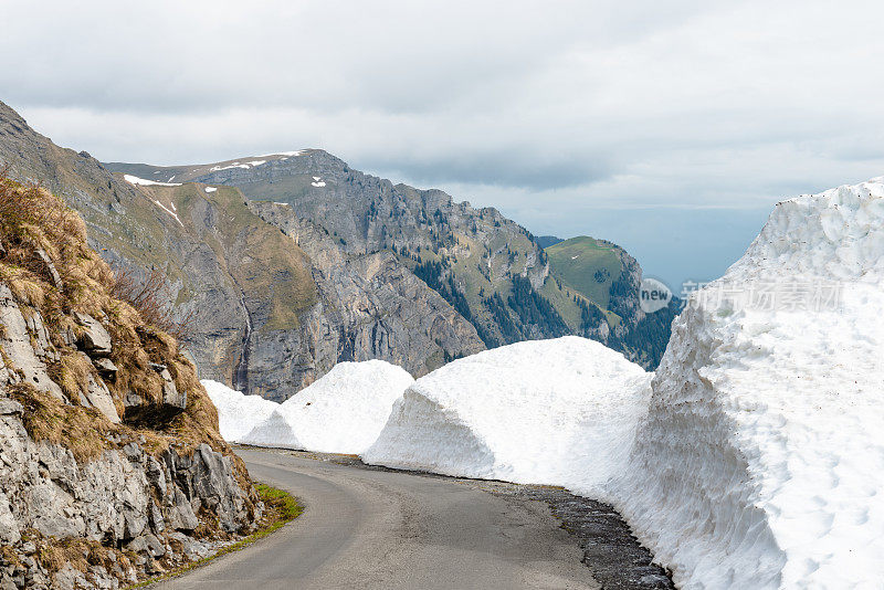 瑞士阿尔卑斯山的一条清除积雪的山路