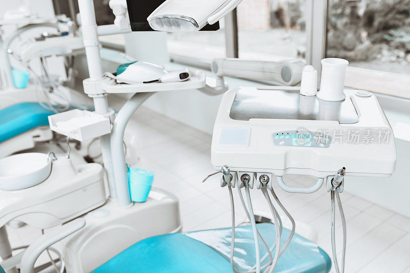 现代门诊椅上的牙科设备