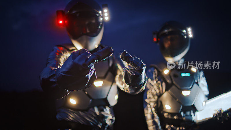 自拍太棒了。穿着未来主义服装的宇航员用无礼的姿势拍照