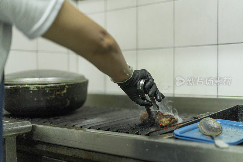 在餐馆里准备食物的女人