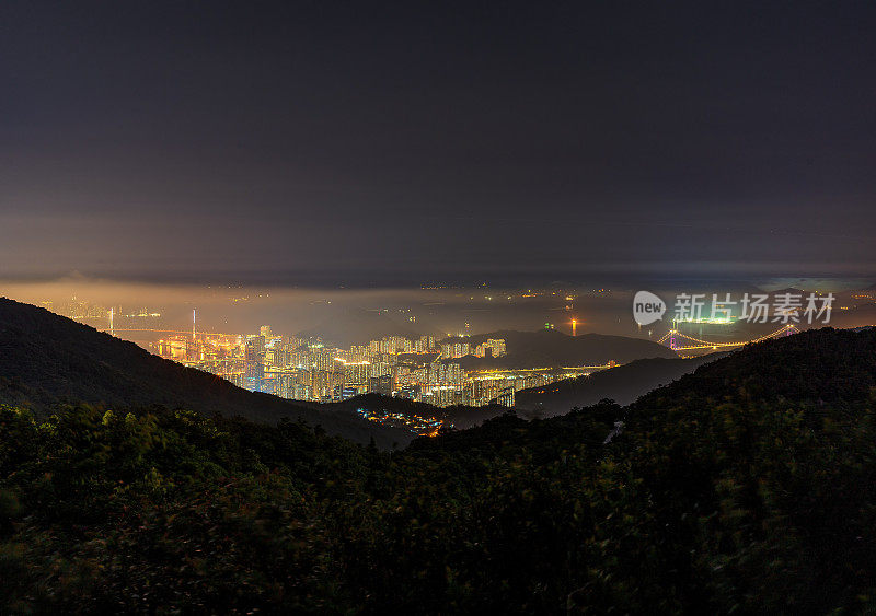 新界城市夜深灯火通明。