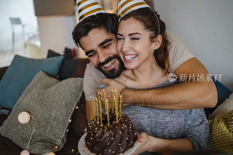 幸福的夫妇在家里，开生日派对