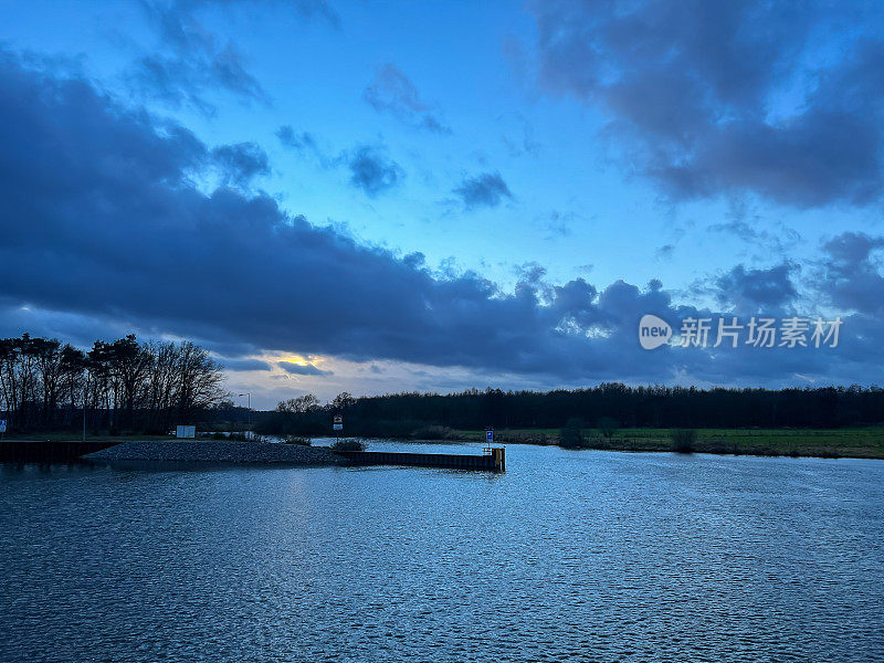 在冬天的夜晚，一条河流有着引人注目的天空。