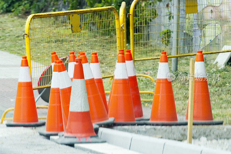 道路工程、交通锥标、危险预警。