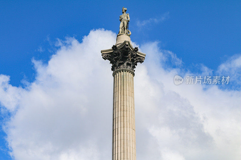 在伦敦威斯敏斯特市的特拉法加广场，纳尔逊上将站在纳尔逊纪念柱上