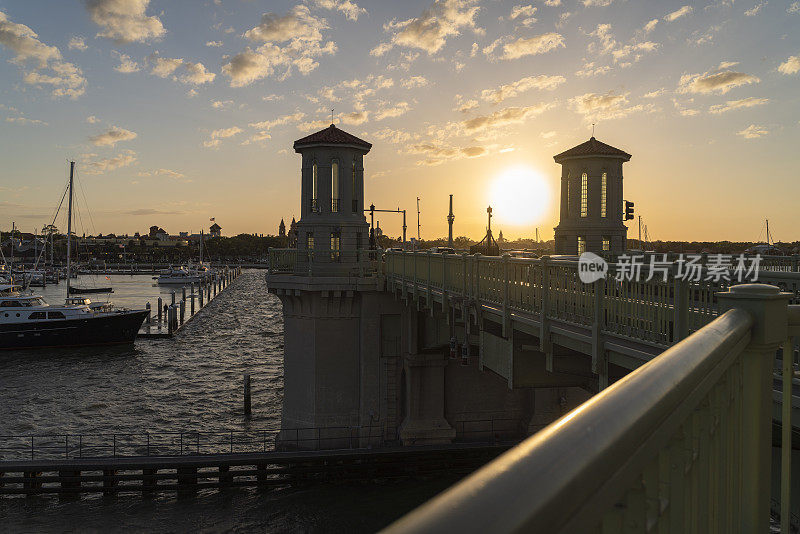 在前景的狮子桥和佛罗里达的圣奥古斯丁码头上观赏日落。