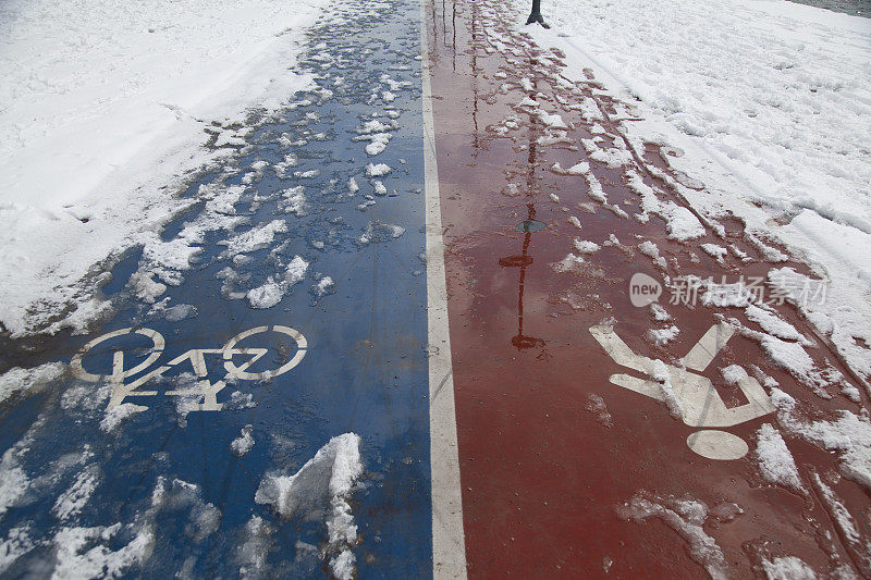 雪地里的街道和慢跑道