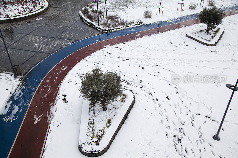 雪地里的街道和慢跑道