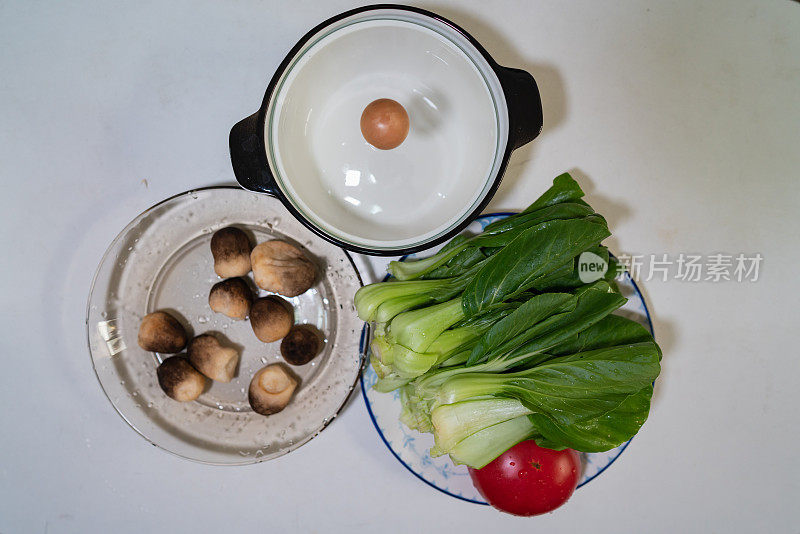 西红柿，生菜和蘑菇放在盘子里